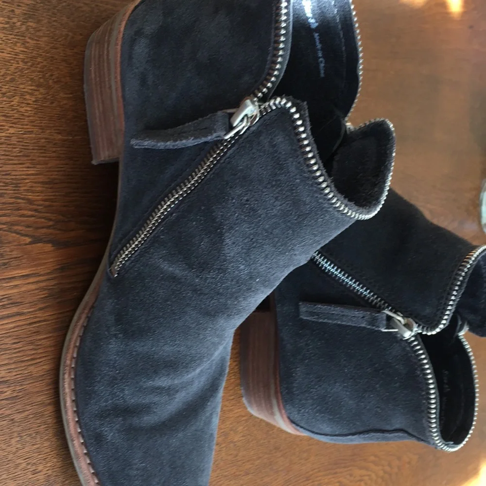 Dolce Vita 8.5 dark gray clever zipper trimmed low wedge ankle boots. - Picture 5 of 6